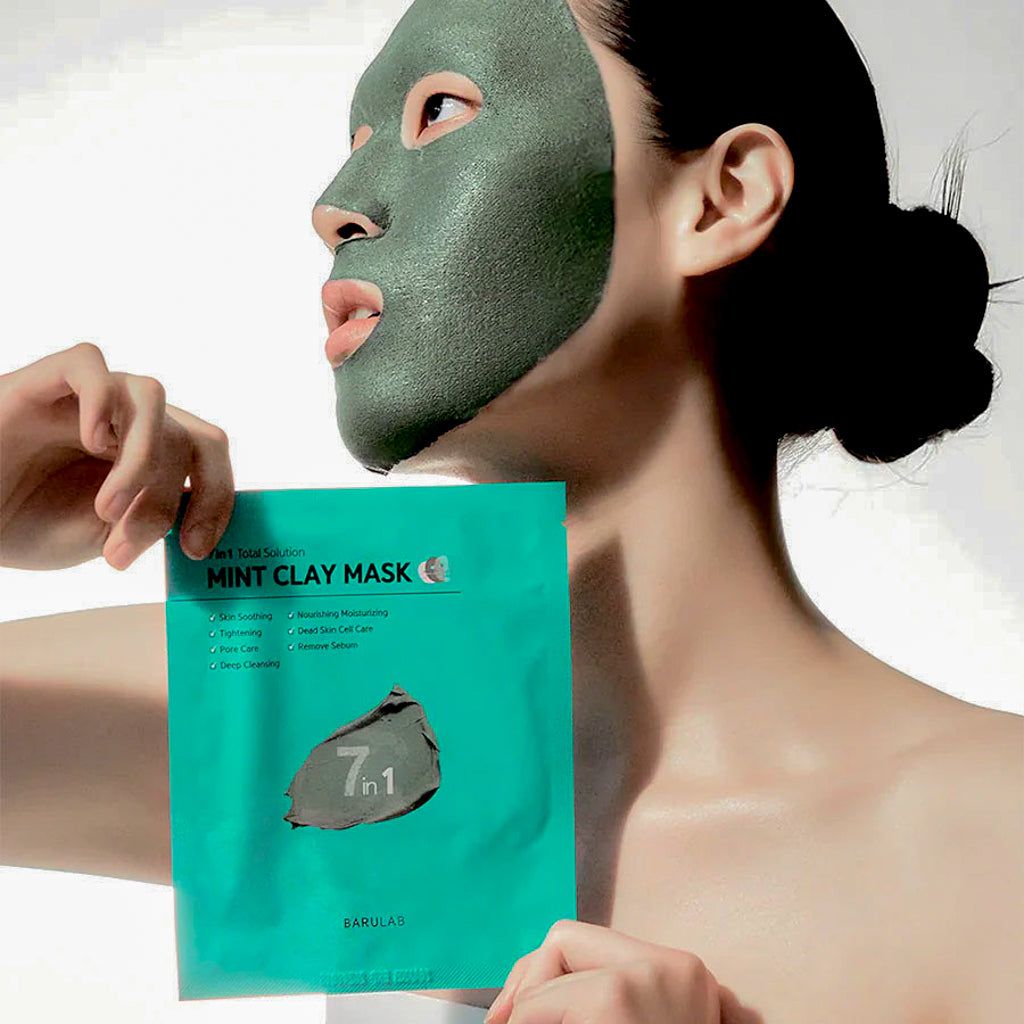 Een persoon die het 7in1 Total Solution Mint Clay Mask van Barulab aanbrengt op het gezicht. De kleimasker heeft een mintgroene kleur en bedekt het hele gezicht.