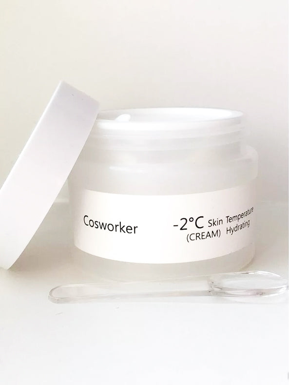 Cosworker -2°C Skin Temperature Hydrating Cream, deksel is open met een lepel